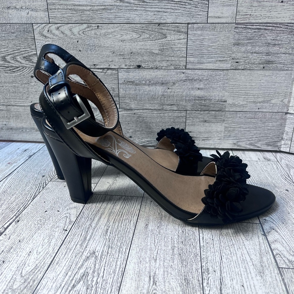 Mootsies Tootsies Black Floral Heels - Picture 4 of 6